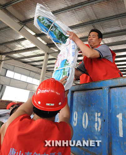 5月18日，由唐山农民组成的爱心救援小分队在四川安县搬运救灾物资。
