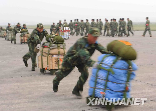 5月17日，解放軍官兵正在裝載空投物資