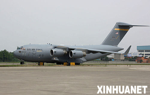 5月18日，美国军方向中国汶川地震灾区提供的价值70余万美元的赈灾物资运抵成都双流国际机场