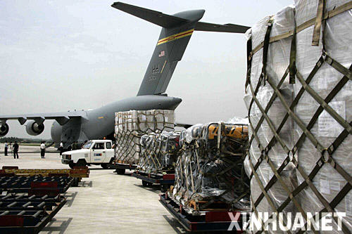 5月18日，美国军方向中国汶川地震灾区提供的价值70余万美元的赈灾物资运抵成都双流国际机场。