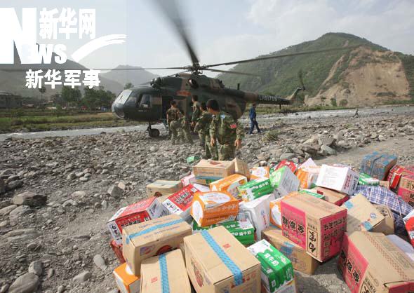 救援人员向平武县高村乡运送食品。
