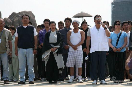 导演徐小明率《夺标》剧组为遇难同胞默哀(图)