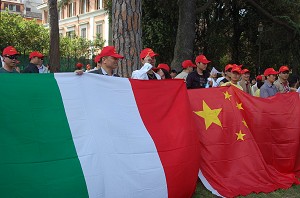 意华人华侨儿童联手绘制百米长卷 喜迎北京奥运会