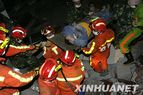 5月20日零时50分，上海消防总队在汶川映秀湾水电总厂废墟中抢救出一名被掩埋了近179个小时的31岁男子