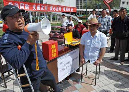 全中國的人民包括海外華人和友人都在為地震災區募捐，大家有錢的出錢，有力的出力！這位不知名的殘疾人，雖然失去了雙腿，但是他仍然要獻出自己的一份愛心，這一瞬間讓人震撼，更讓人感動！