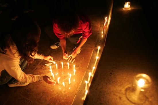 组图：吉林大学生点燃烛光向灾区表达祝福
