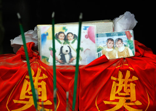 5月20日，都江堰聚源镇，15岁的孪生姐妹赵雅琪和赵雅佳的骨灰盒摆在灵堂上