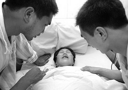 兄弟俩背断腿母亲逃生13小时轮换上千次(图)