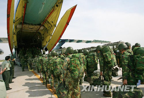 驻武汉空军某部派出大批解放军官兵携带救灾物资及用具，飞往四川支援救灾行动