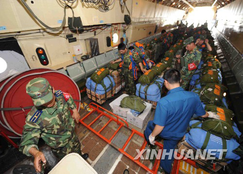 5月17日，空投物資在運(yùn)輸機(jī)上裝載完畢