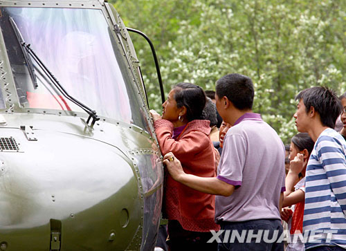 5月20日，父老乡亲来到直升机旁与陈远康交谈
