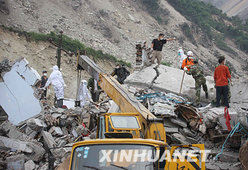 5月20日，搜救人员继续在汶川大地震重灾区映秀镇搜寻幸存者。