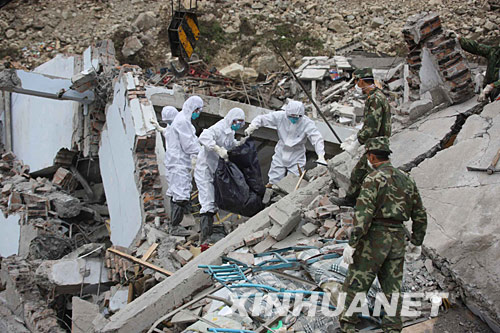 5月20日，搜救人员继续在汶川大地震重灾区映秀镇搜寻幸存者。