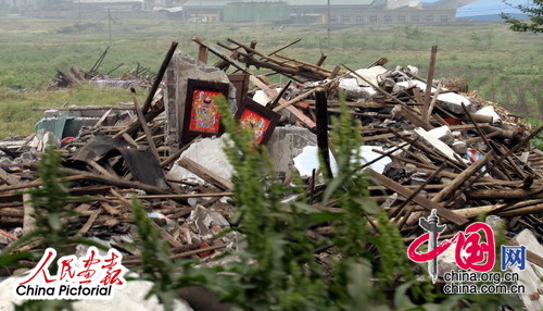 16日，什邡市蓥华镇，一处完全倒塌的农房，门神也不能保护家园。