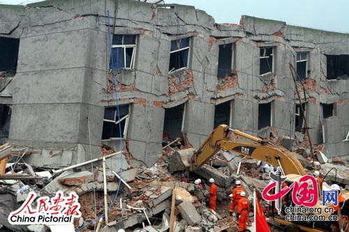 强烈的地震波使五层楼房瞬间扭曲坍塌，变为两层，生者寥寥。