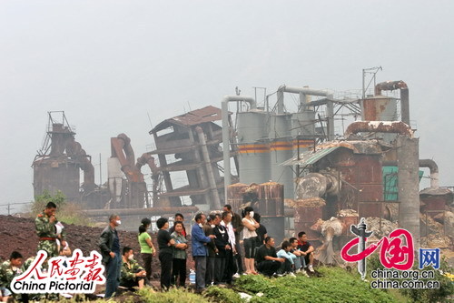 什邡一家化工企业地震后发生硫磺燃烧，经全力抢救，得到控制。 