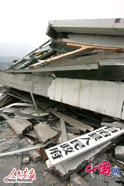 2008年5月16日，四川北川羌族自治县，县政府大楼在大地震中受损严重。