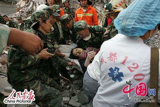 2008年5月15日17点35分,申桂珍被成功从废墟中救出。