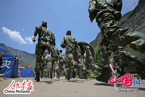 刚刚到达的增援北川县城的救援部队。