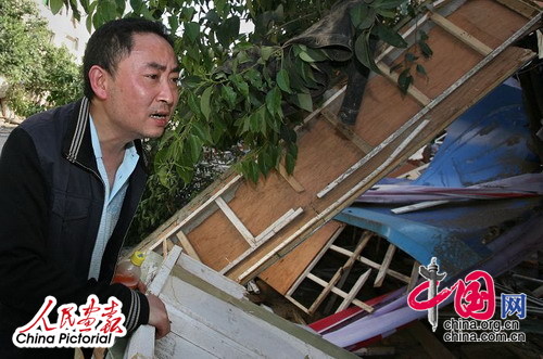 一位名叫杨斌的男子在呼喊妻子的名字，他这样寻找已经两天了！