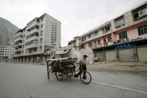 5月22日，汶川县，城里面的高层建筑看起来并没有受到严重破坏。