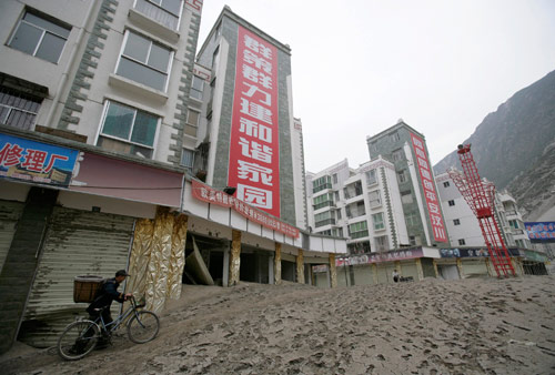 5月22日，汶川县，除了大街布满泥石流外，建筑并没有明显损坏。