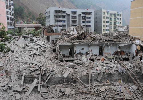 5月13日，北川县县城内垮塌的建筑物。