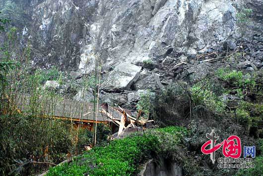 2008-05-12 15：46 地震后的后山，滚下的山石砸毁了基地的房屋。 卧龙人/摄影