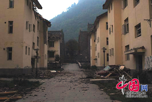 2008-05-12 18：48 卧龙基地附近的民居因地震受损。 卧龙人/摄影
