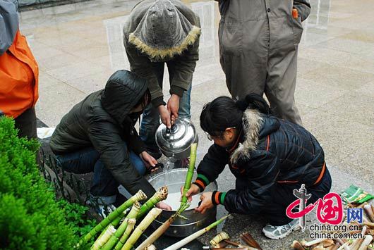 2008-05-13 07：48 給熊貓幼仔配製奶制食品。 臥龍人/攝影