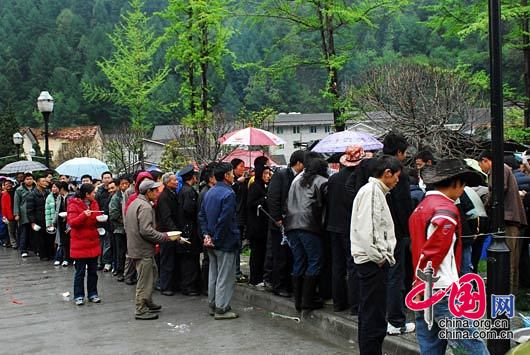 2008-05-13 17：03 地震後， 臥龍人不僅要照顧熊貓， 還積極救助了當地幾千名老百姓。 臥龍人/攝影