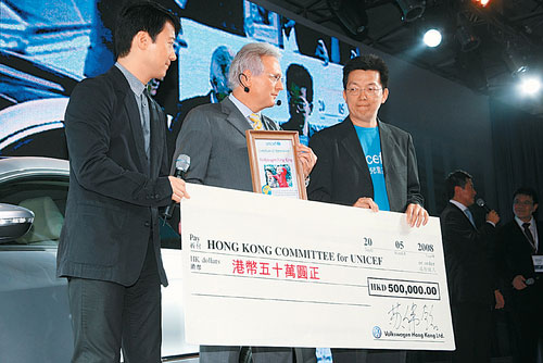 黎明代表联合国儿基会接受捐款希望到灾区探访