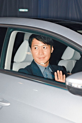 黎明代表联合国儿基会接受捐款希望到灾区探访