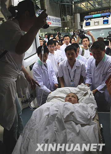 5月21日，在汶川大地震中受重伤的北川中学初二（2）班同学朱春燕到北京接受救治