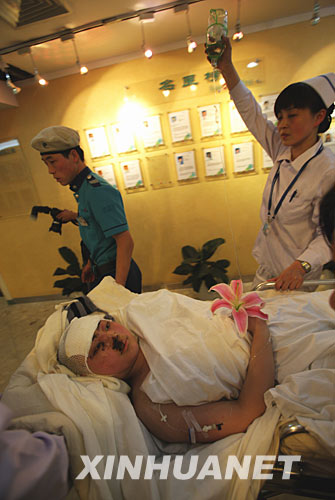 5月21日，在汶川大地震中受重伤的北川中学初二（2）班同学蒲虹学到北京接受救治。