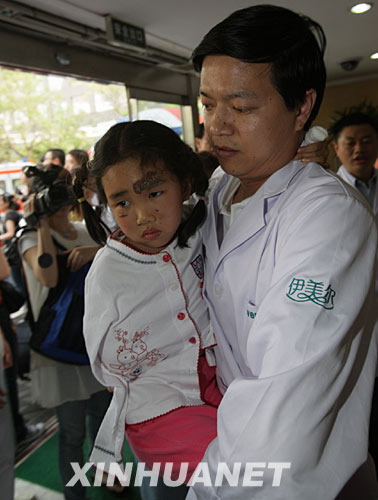 5月21日，在汶川大地震中受重伤的李荣荣到北京接受救治