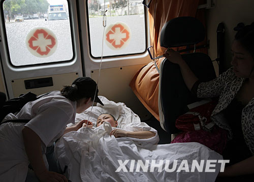 5月21日，在汶川大地震中受重伤的朱春燕到北京接受救治。