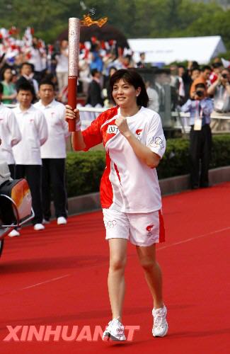北京奧運聖火在上海傳遞 莊泳擔任第一棒[組圖]