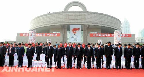 北京奧運圣火在上海傳遞 莊泳擔任第一棒[組圖]