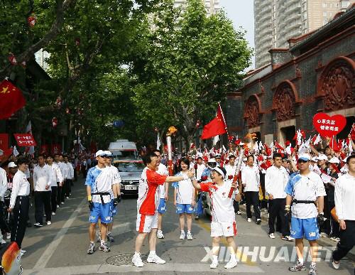 北京奧運聖火在上海傳遞 莊泳擔任第一棒[組圖]