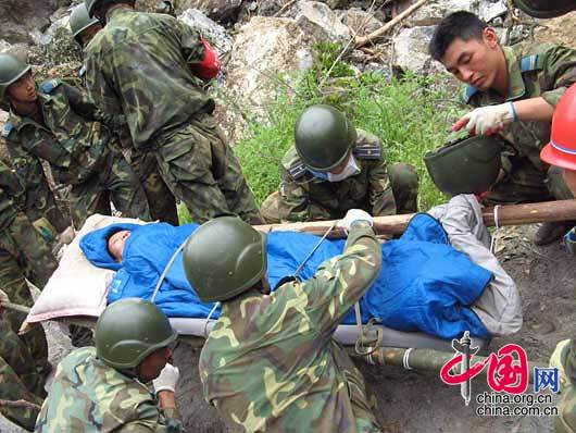 5月20日下午17时50分许，空降兵某部救援队成功救出的4名矿工安全转入医疗救助站，创造了地震后被埋191小时生还的新纪录。