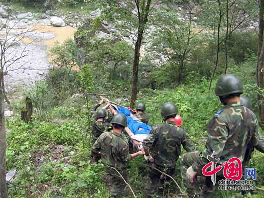 5月20日下午17时50分许，空降兵某部救援队成功救出的4名矿工安全转入医疗救助站，创造了地震后被埋191小时生还的新纪录。
