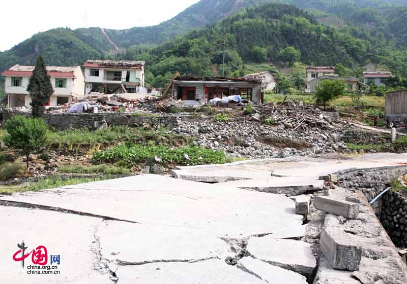 通往北川縣信用村唯一的道路（中國網　王銳攝影）