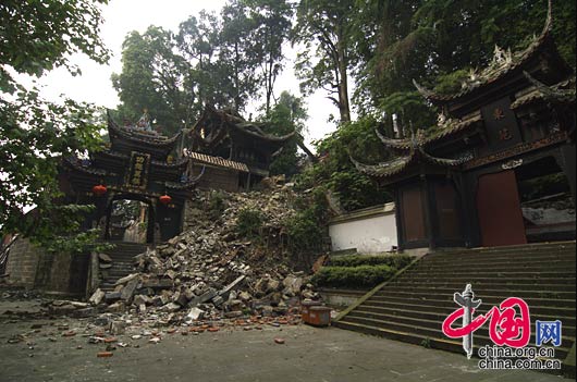 都江堰二王庙牌坊门被地震破坏。(拍摄时间 2008年5月17日) 武为民/摄影