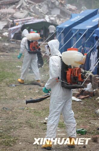 5月22日，防疫人員在北川擂鼓鎮地震災區噴灑殺毒滅菌藥物