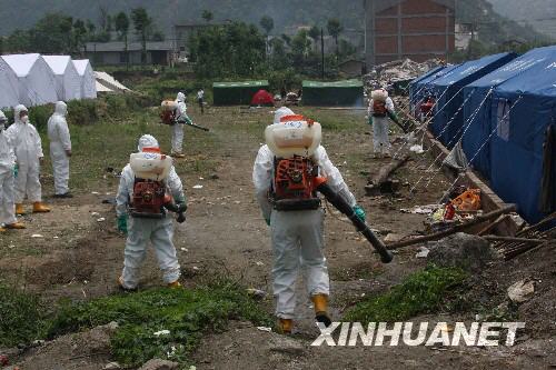 5月22日，防疫人员在北川擂鼓镇地震灾区喷洒杀毒灭菌药物。