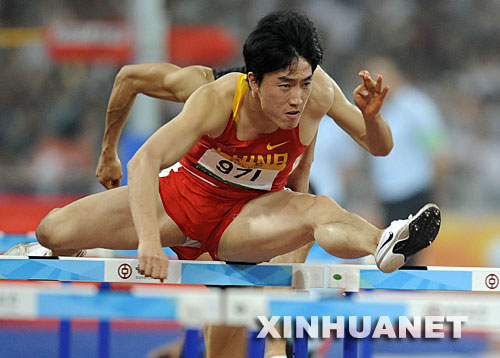 5月24日，上海选手刘翔在男子110米栏决赛中以13秒18的成绩获得金牌。当日，“好运北京”2008中国田径公开赛在国家体育场继续进行。 新华社记者郭勇摄 