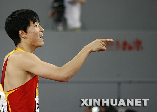 5月24日，上海选手刘翔在男子110米栏决赛中以13秒18的成绩获得金牌。当日，“好运北京”2008中国田径公开赛在国家体育场继续进行。 新华社记者廖宇杰摄 