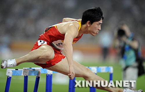5月24日，上海选手刘翔在男子110米栏决赛中以13秒18的成绩获得金牌。当日，“好运北京”2008中国田径公开赛在国家体育场继续进行。 新华社记者郭勇摄 