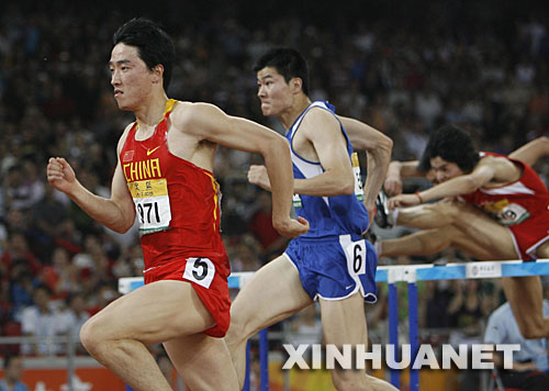 5月24日，上海选手刘翔（左）在男子110米栏决赛中以13秒18的成绩获得金牌。当日，“好运北京”2008中国田径公开赛在国家体育场继续进行。 新华社记者廖宇杰摄 